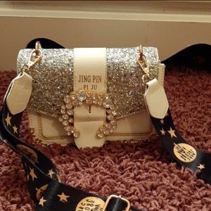 Absolutely adorable cross body bag(final price)